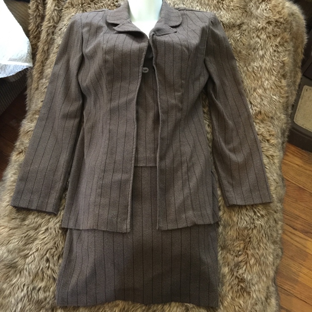 3 PIECE SKIRT SUIT. 3/4